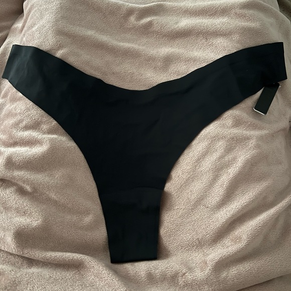 SKIMS SMOOTH ESSENTIALS THONG - Picture 4 of 4